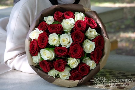 Букет из 31 красной и белой розы "Партия в Го"